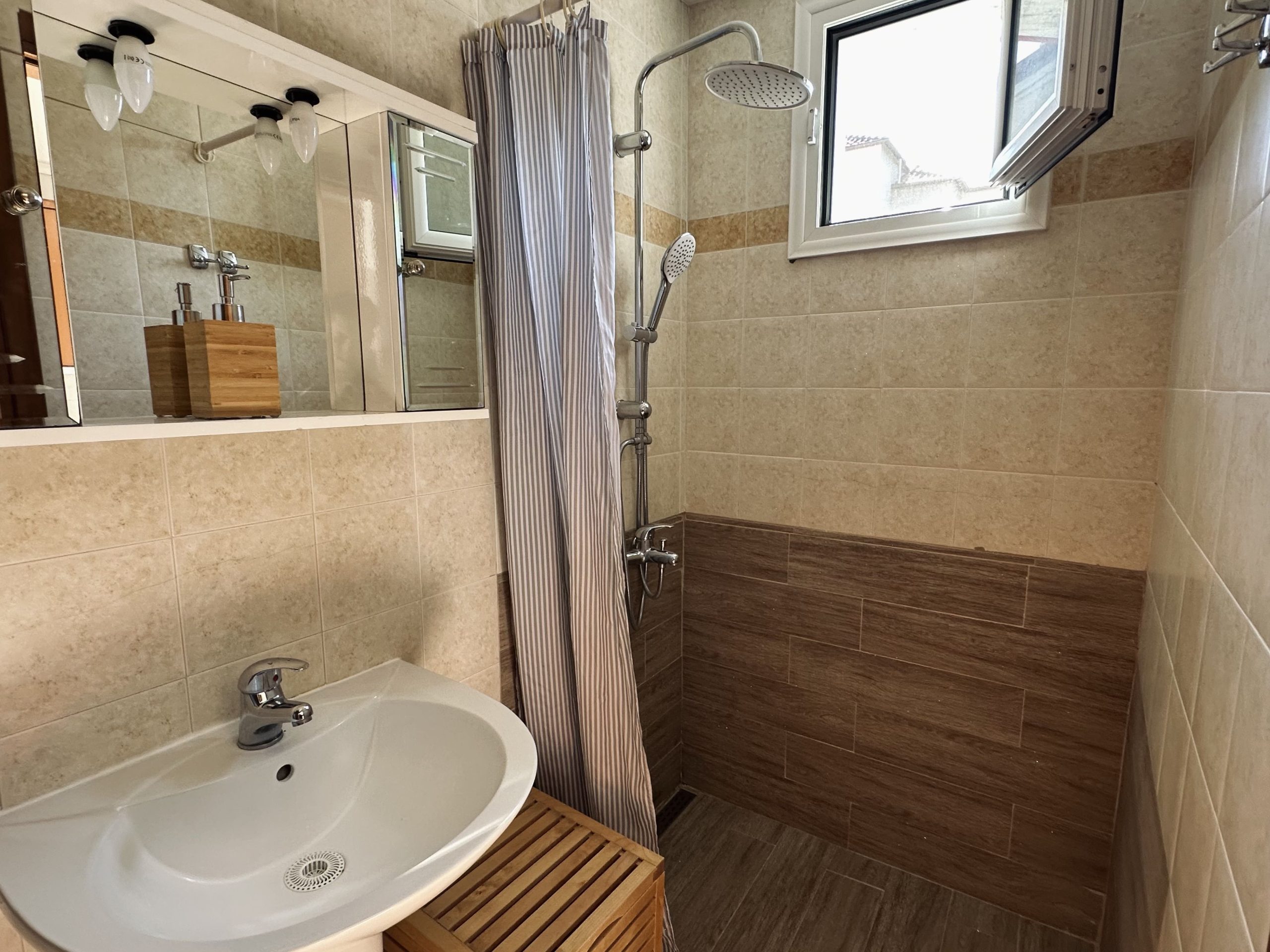 Anna Rooms (Villa Anna) - Nea Vrasna studios for rent